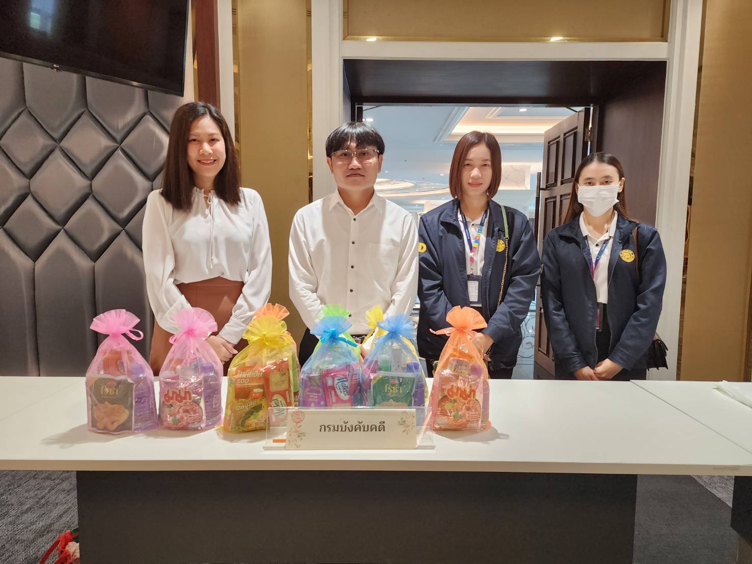 กรมบังคับคดี ร่วมทำบุญตักบาตรกิจกรรมเสริมสร้างคุณธรรมจริยธรรม บุคลากรกระทรวงยุติธรรม ครั้งที่ 1/2567